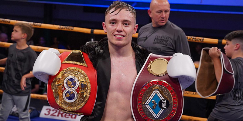 Supermax Agree Sponsorointi käsittelee Undefeated Boxer Sunny Edwardsin kanssa